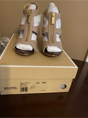 Michael Kors, Berkeley T strap, embossed, leather nude color brand new US 6M